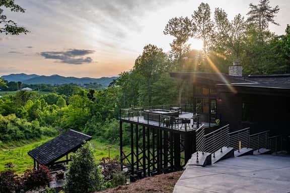 2025 (NEW) MTN RESORT: A+ LOCATION, VIEWS, PRIVACY, POOL. PRIVATE DEER SANCTUARY