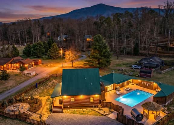 Luxe Mtn Ranch w/ Heated Pool & Tiki Bar + Views - Perfect Family Retreat!