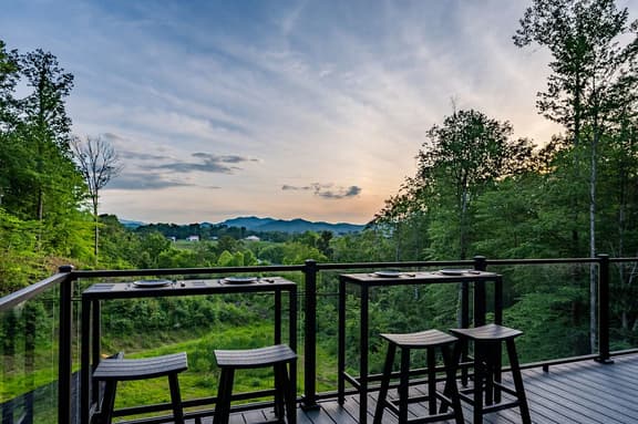 2025 (NEW) MTN RESORT: A+ LOCATION, VIEWS, PRIVACY, POOL. PRIVATE DEER SANCTUARY